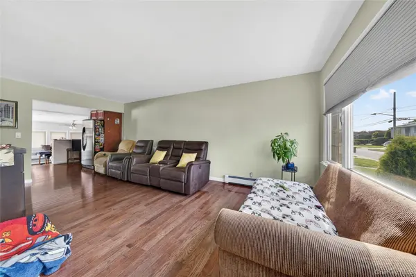 18 President ST, Freeport, NY 11520