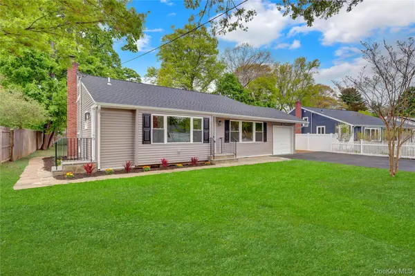 15 Glenwood LN, Huntington, NY 11743