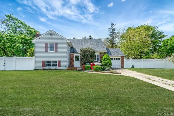 52 Garden LN,  Centereach,  NY 11720