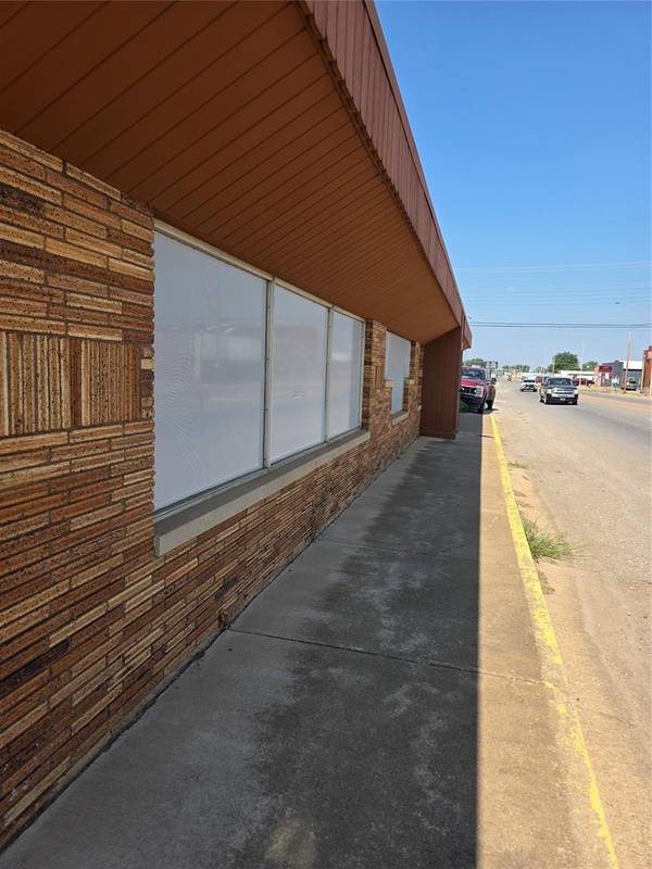 102 S Main, Lindsay, OK 73052