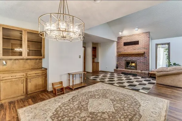 16 N Circle Dr, Mulvane, KS 67110