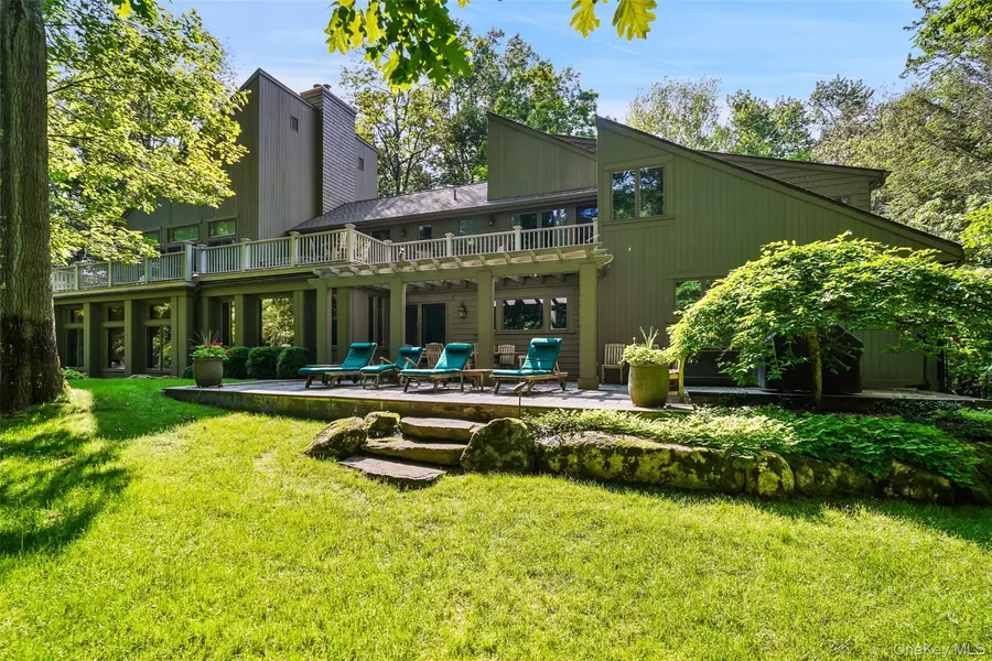17 Eastwoods RD, Pound Ridge, NY 10576