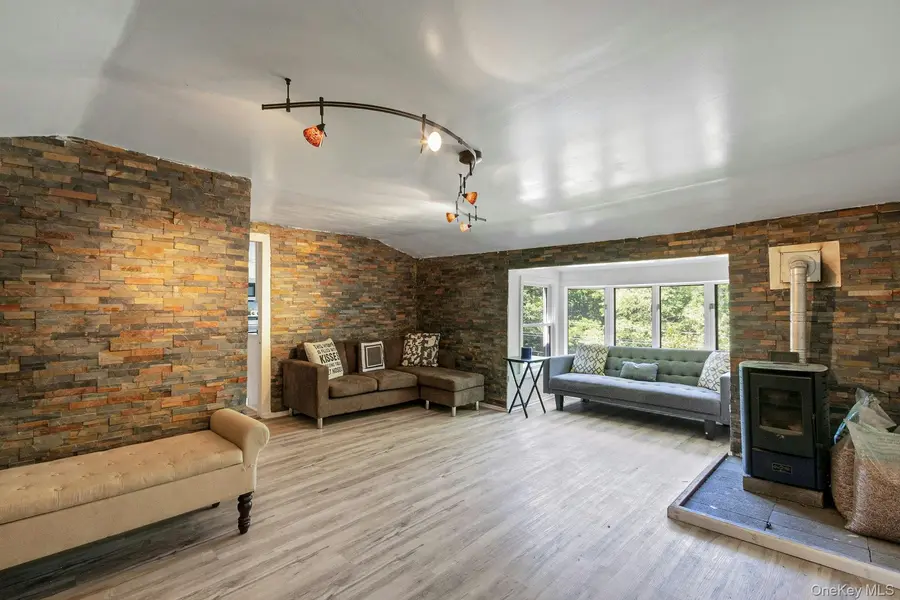 6 Woods RD, Rhinebeck, NY 12572