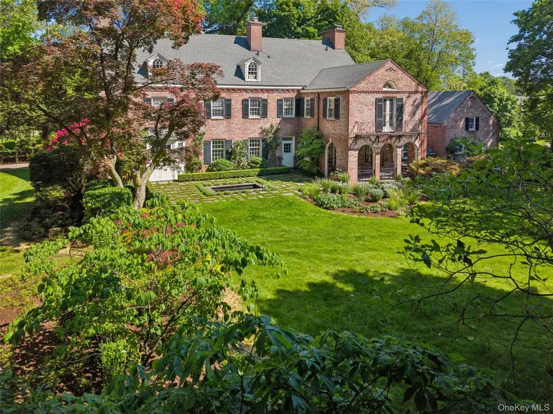 1384 Park LN, Pelham, NY 10803
