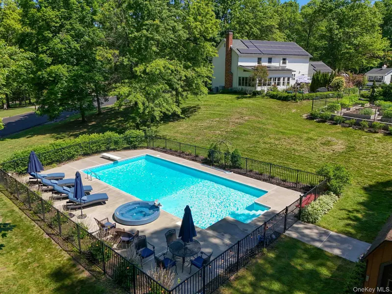 14 Wagner DR, Rock Tavern, NY 12575