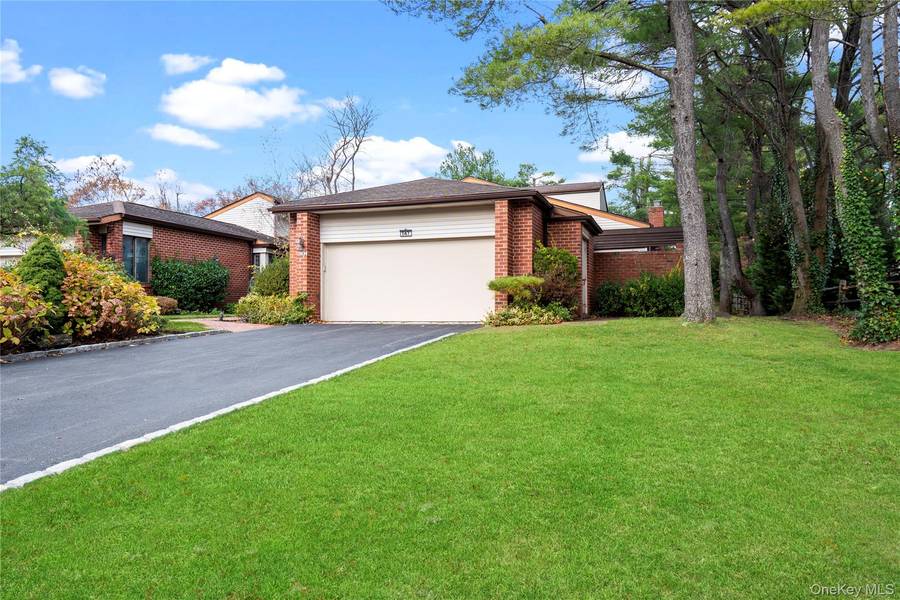 147 Darters LN, Manhasset, NY 11030