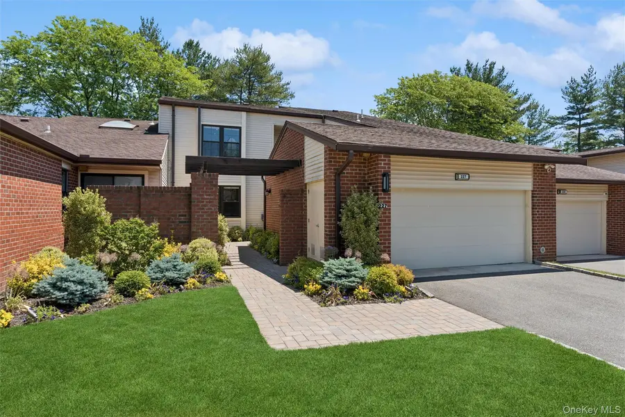 227 Ibis CT, Manhasset, NY 11030