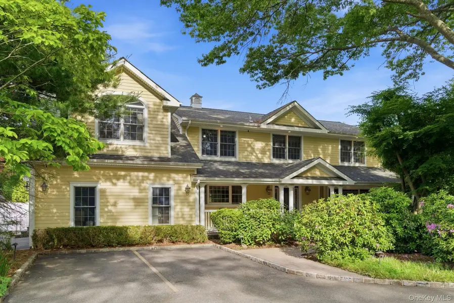 316 S Woods RD, Woodbury, NY 11797
