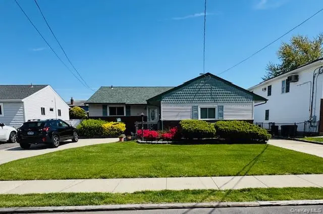 10 Schley AVE, Lindenhurst, NY 11757