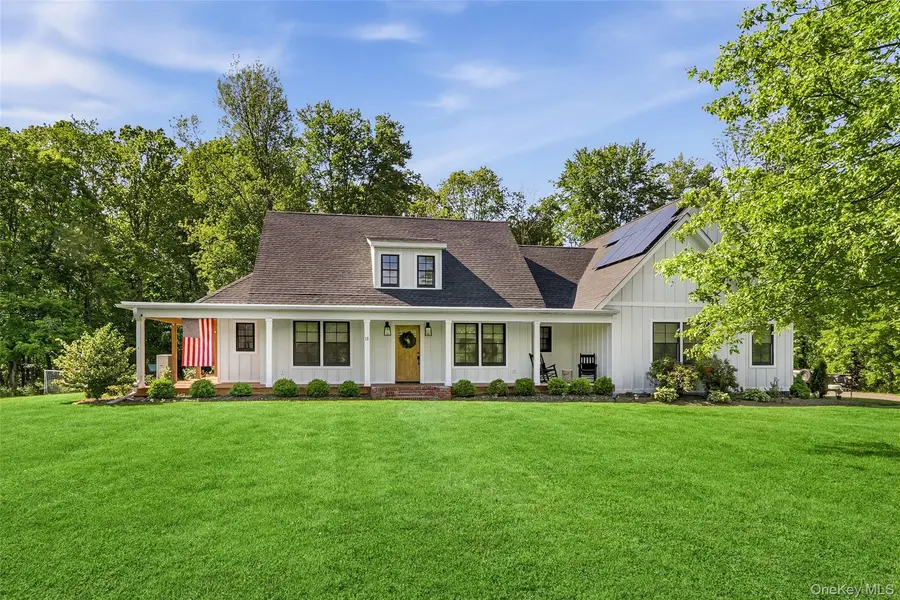 18 Barnstormer LN, Red Hook, NY 12571