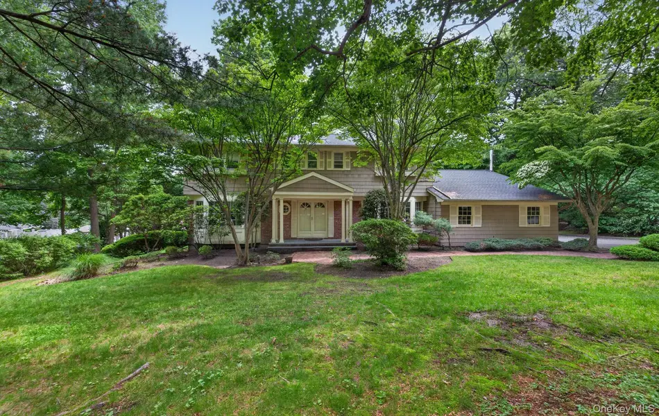 19 Seward DR, Woodbury, NY 11797