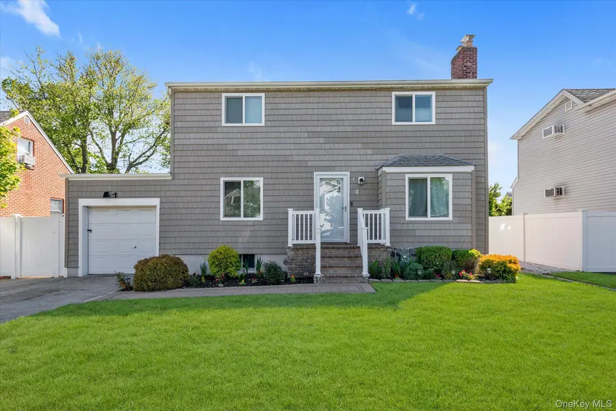 4 Lido Pkwy, Lindenhurst, NY 11757