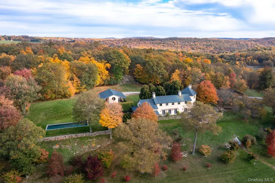 129 W Meadow LN, Millbrook, NY 12545