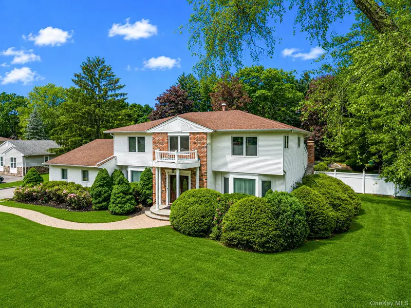35 High Pasture CIR, Dix Hills, NY 11746