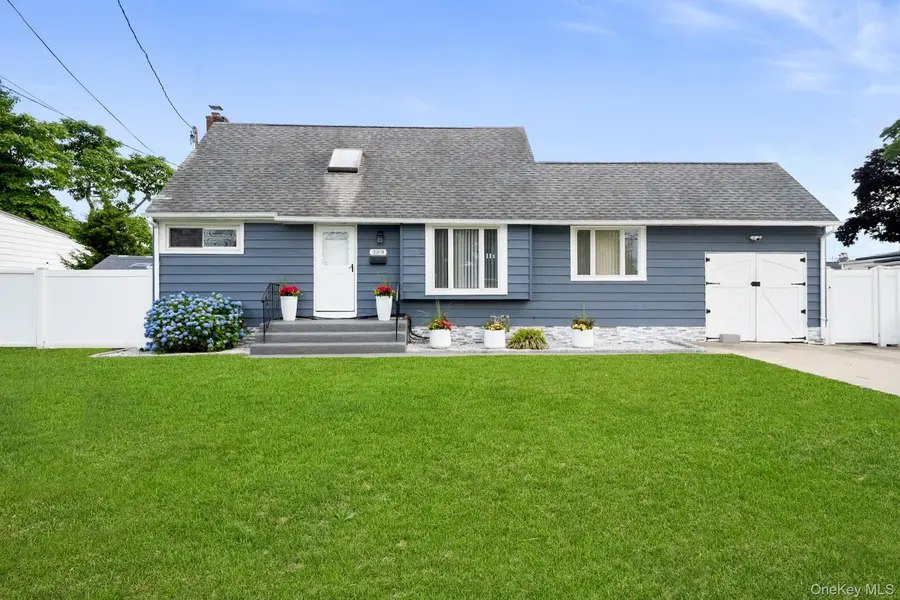 389 33rd ST, Lindenhurst, NY 11757