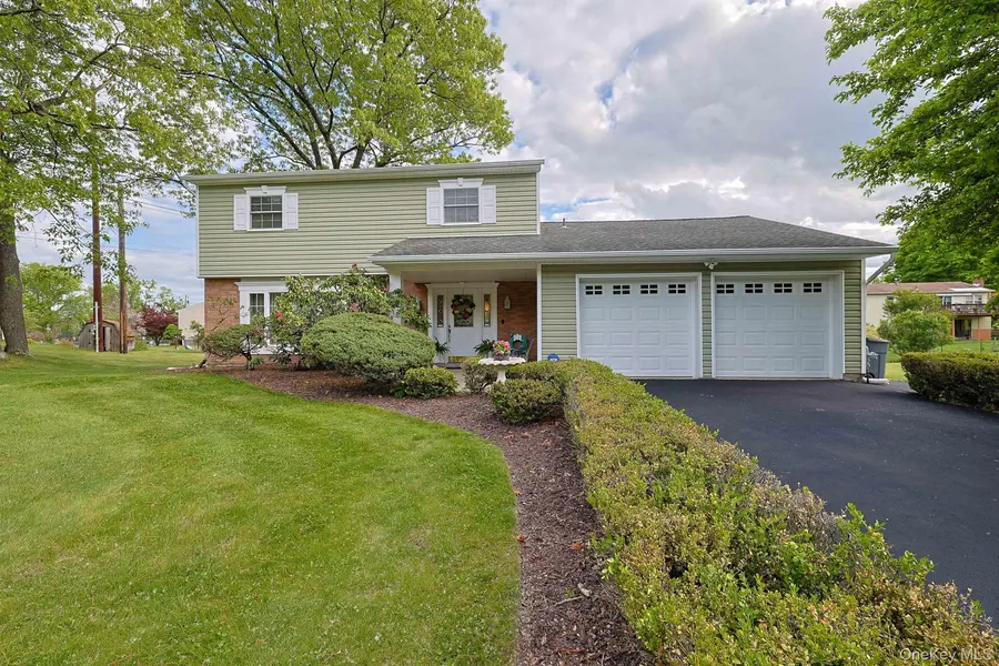 7 San Giacomo DR, New Windsor, NY 12553
