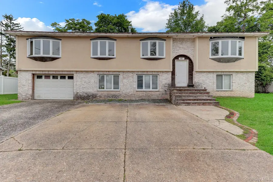 41 Fremont ST, Lindenhurst, NY 11757