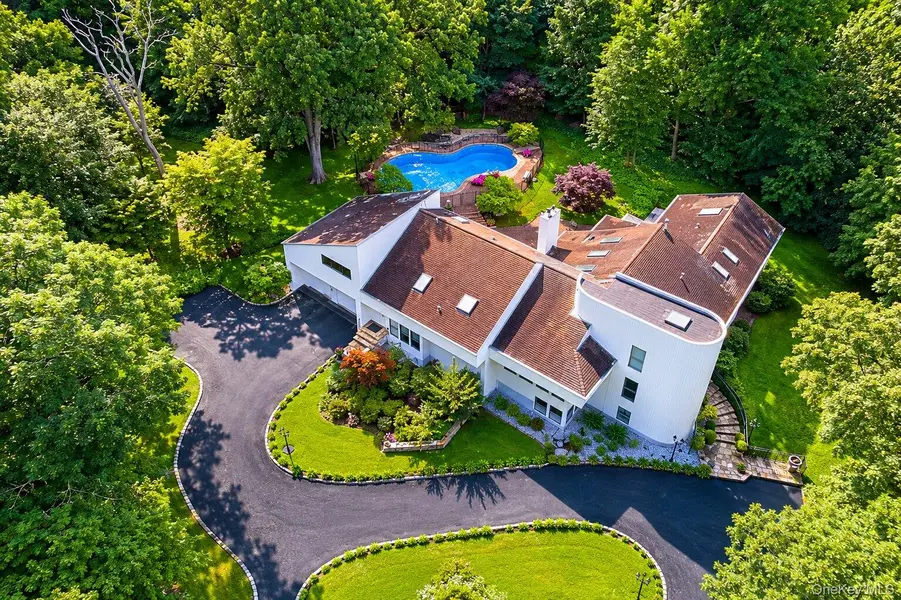 4 Stoneridge CT, Syosset, NY 11791