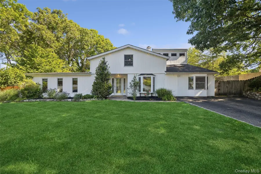 5 Grendon LN, Farmingville, NY 11738