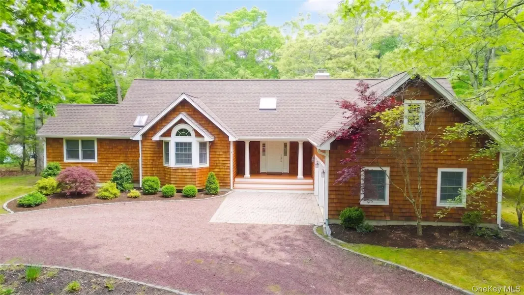 33 Windwood CT, Westhampton, NY 11977