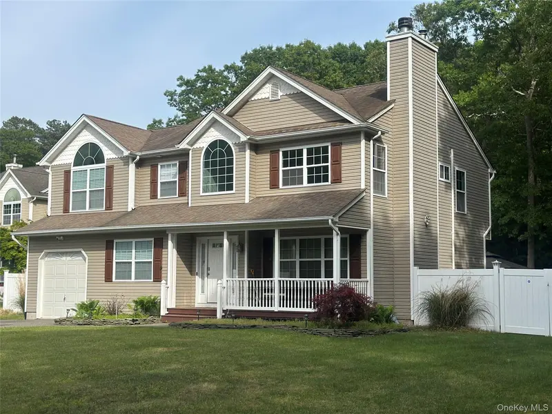 18 Mill LN, Medford, NY 11763