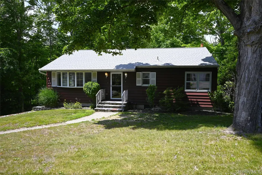16 Greenridge CT, Carmel, NY 10512