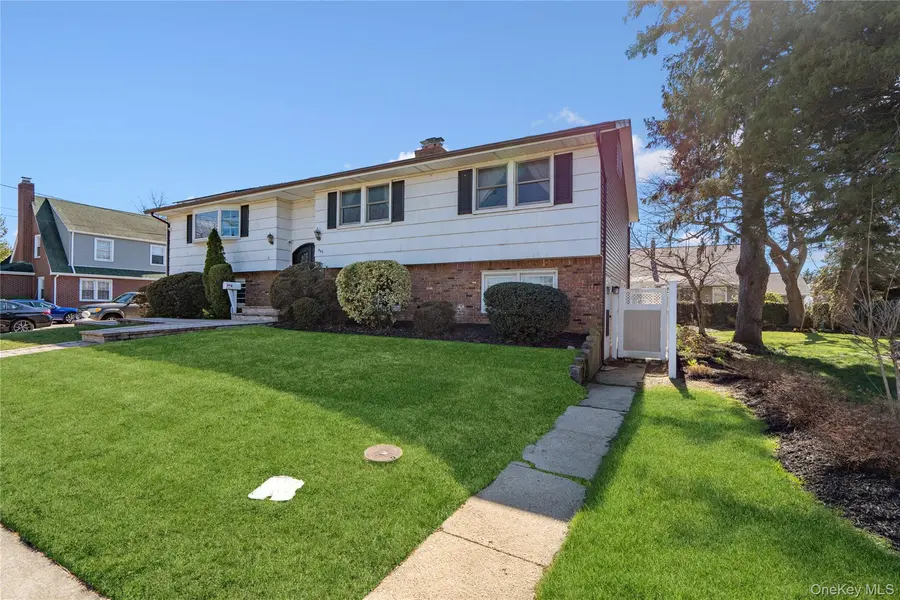 445 S Wellwood AVE, Lindenhurst, NY 11757