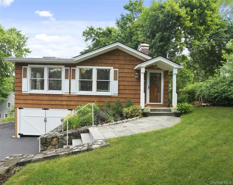 61 Ridgewood DR, Pleasantville, NY 10570