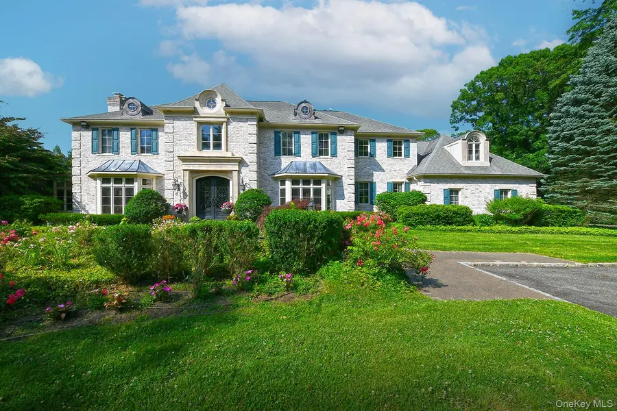 14 Norgate RD, Brookville, NY 11545
