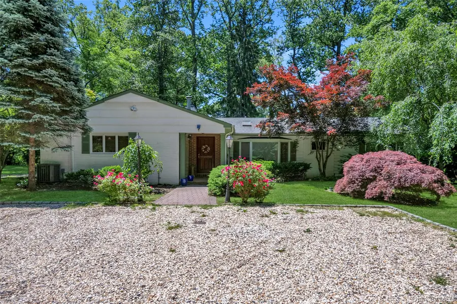 5 Eden Roc DR, Locust Valley, NY 11560