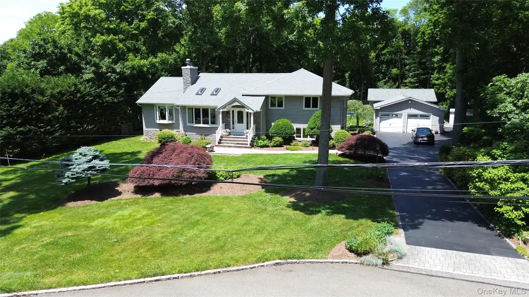 3 Hunter CT, Dix Hills, NY 11746
