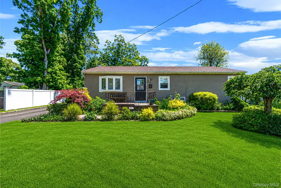 9 Sylvan ST, Bay Shore, NY 11706