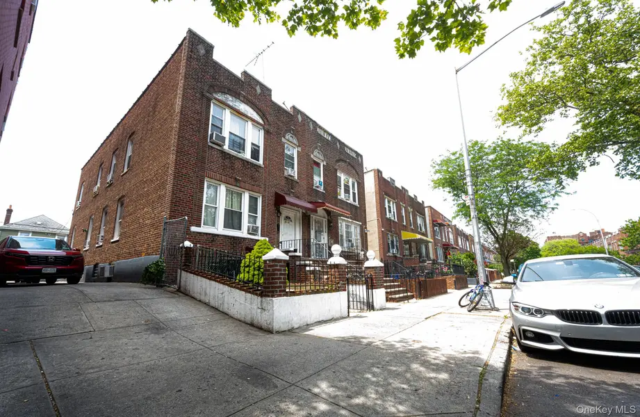 35-46 92nd ST, Jackson Heights, NY 11372
