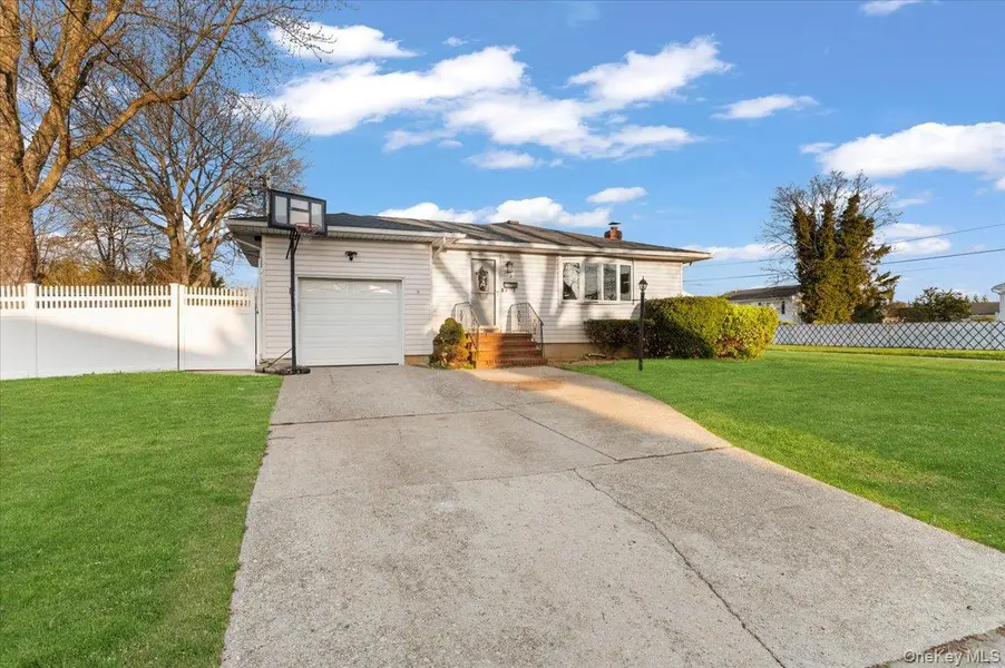 719 Catskill AVE, Lindenhurst, NY 11757
