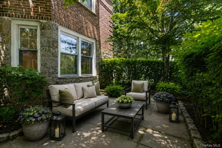 9 Sentry PL #Garden, Scarsdale, NY 10583