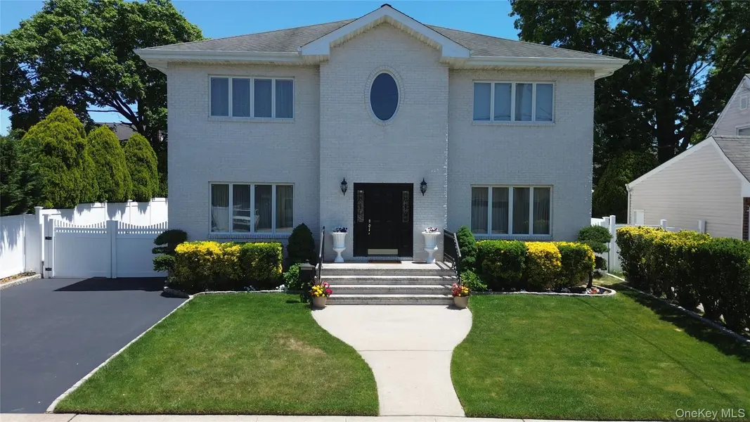 170 McKinley AVE, Franklin Square, NY 11010