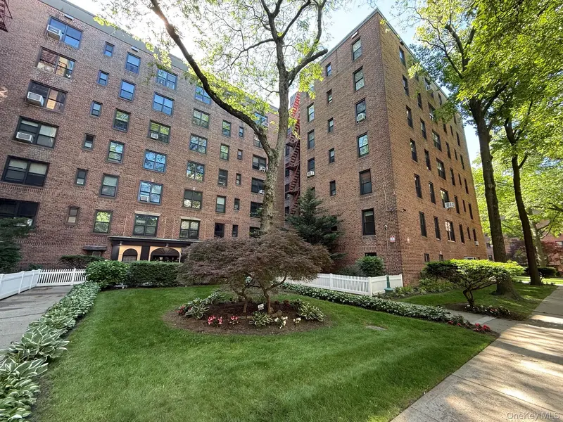 83-20 98 ST #2P, Woodhaven, NY 11421