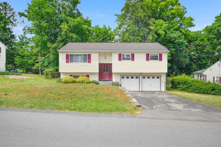 8 Ricky LN, Poughkeepsie, NY 12601