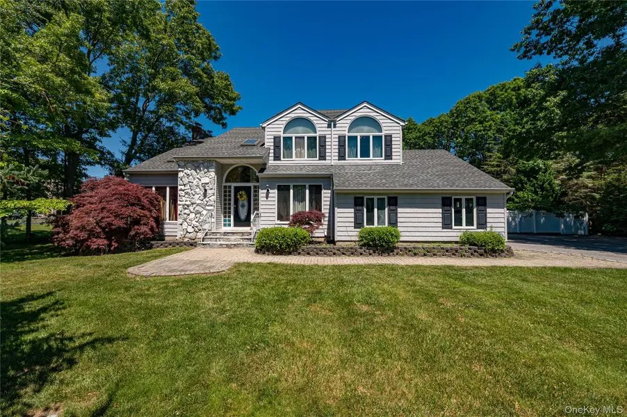 11 Annemarie DR, Saint James, NY 11780