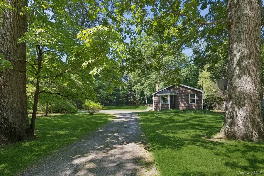 35 Pidgeon Hill RD, Huntington Station, NY 11746
