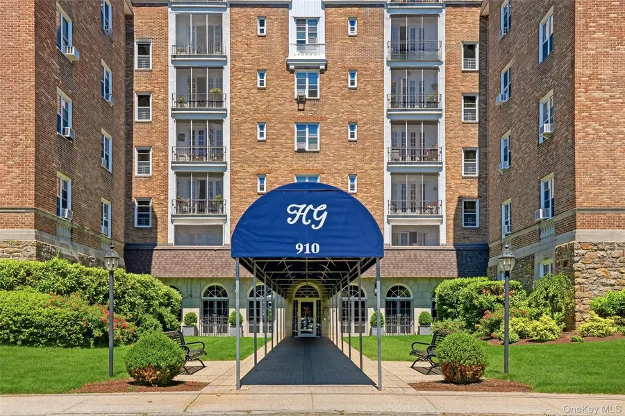 910 Stuart AVE #2C, Mamaroneck, NY 10543