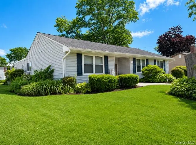 2 Comet RD, Selden, NY 11784
