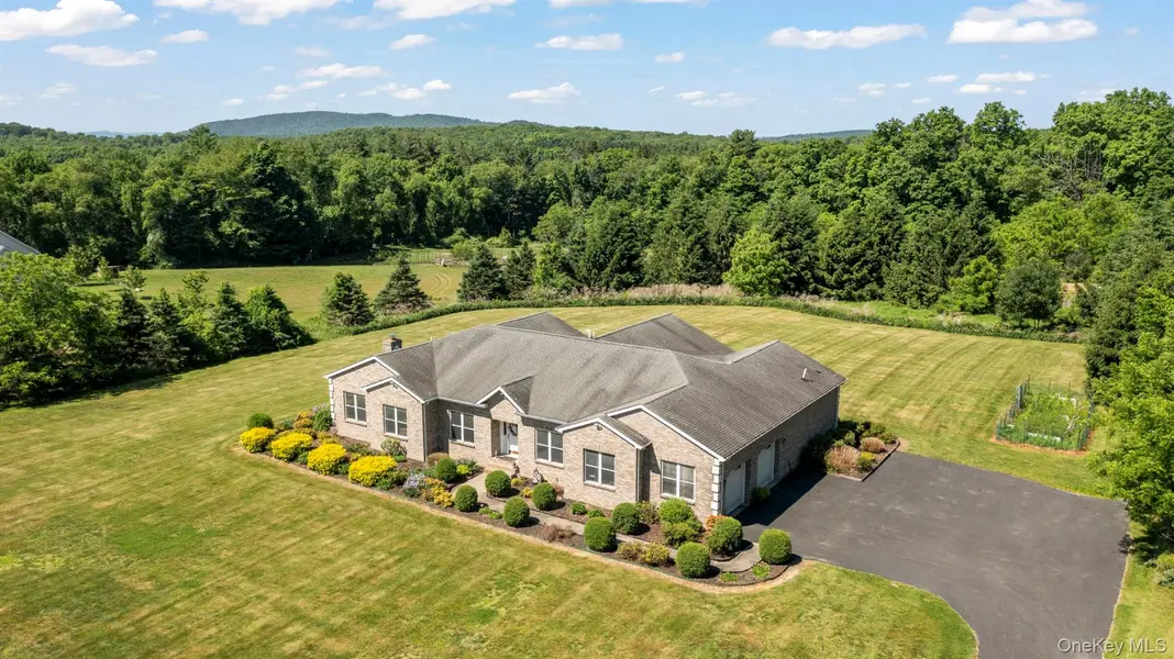 41 Flint RD, Millbrook, NY 12545