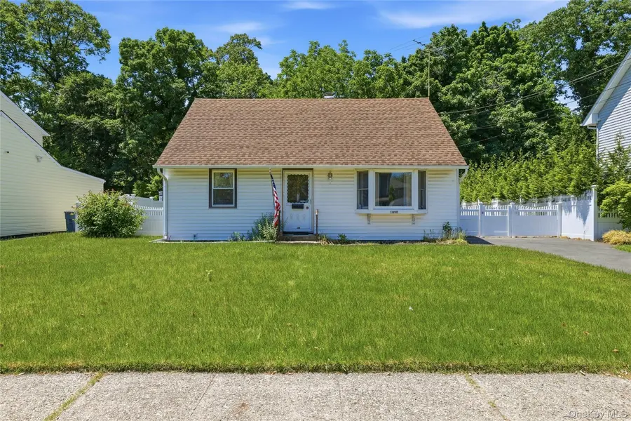 1090 South DR, Merrick, NY 11566
