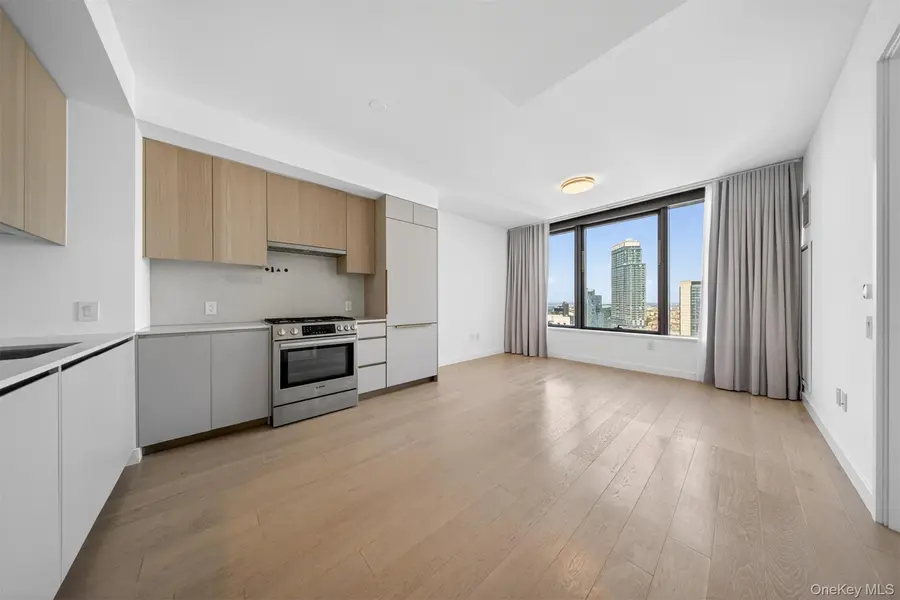 3 Court SQ #5005, Long Island City, NY 11101