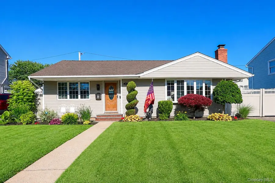 37 Seitz DR, Bethpage, NY 11714