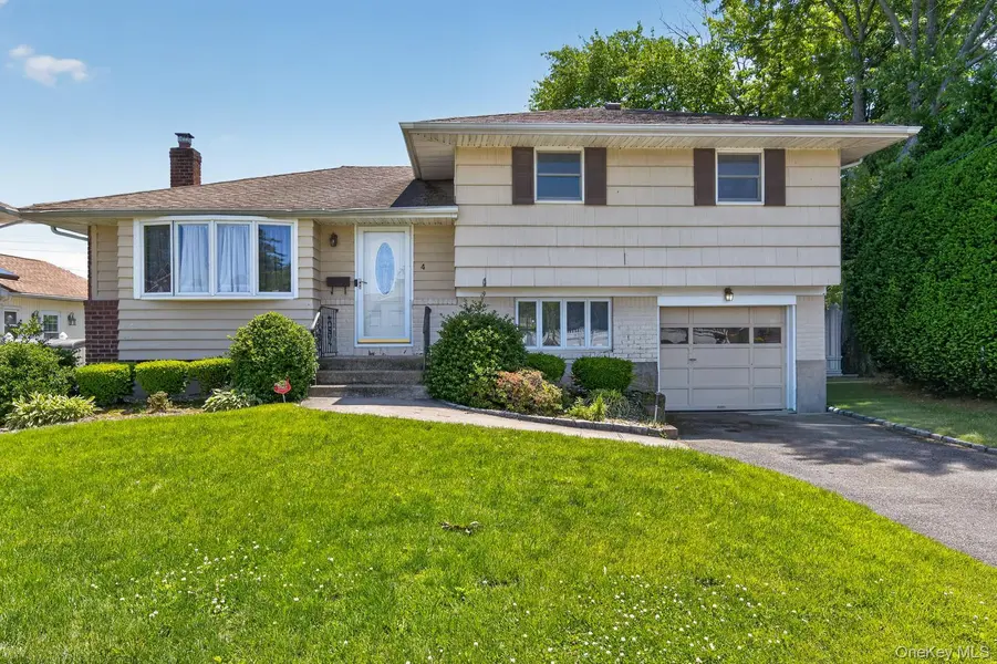 4 Gates AVE, Plainview, NY 11803