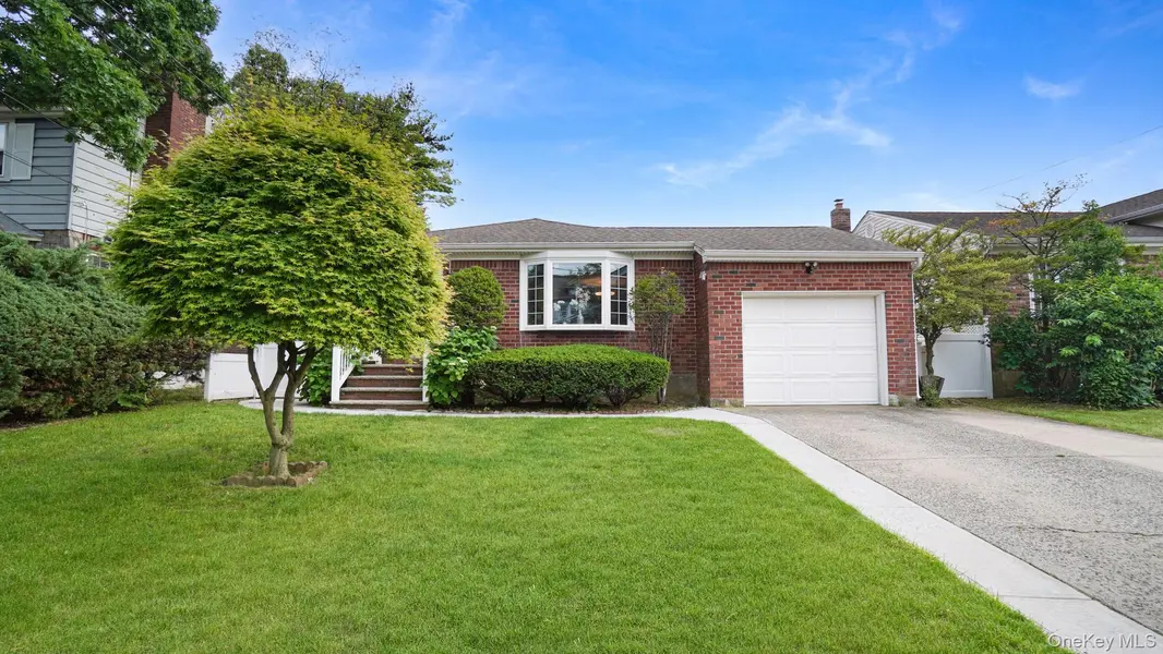 54 E Maujer ST, Valley Stream, NY 11580