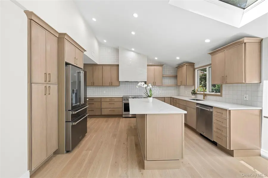 6 Washington AVE, Dix Hills, NY 11746