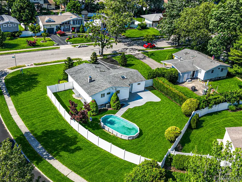 12 Sandalwood DR, Smithtown, NY 11787